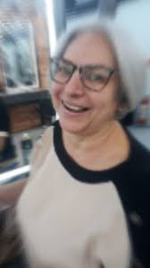 Como eu havia dito no último vídeo, ao começar o preparo do cabelo pela  frente, a @kelly_basso_make_up pôde fazer a arte dela de maneira  simultânea, pois a cliente estava com pressa! E