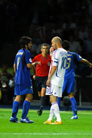 Sólo hay sitio para uno en el cetro del fútbol mundial. Final Alemania 2006 Gattuso Zidane Mundial De Futbol Futbol Futbol Soccer