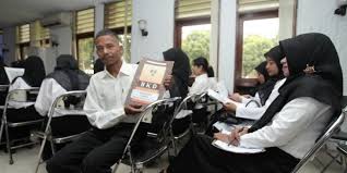 Dapatkan banyak lowongan kerja di www.infokerja.net klik disini. Bertahun Tahun Jadi Tukang Kebun Slamet Akhirnya Jadi Cpns