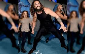 Ian somerhalder und jason momoa mit einigen kumpels macht sich ian somerhalder auf den weg zur wizard world in new orleans und nimmt auf der reise. Jason Momoa Tanzt Den Haka Bei Aquaman Premiere Video Kosmo