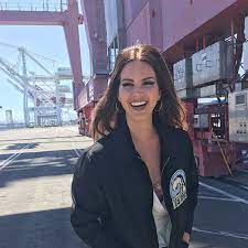 Lana del rey has one of the most enigmatic personalities of modern pop, and it's won her one of the most devoted audiences of the 2010s. Lana Del Rey Albumes Canciones Playlists Escuchar En Deezer
