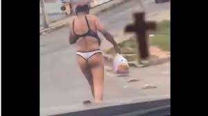 Mulheres de calcinha na rua