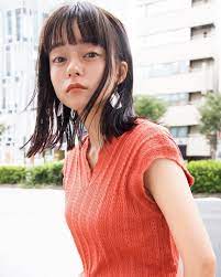 切りっぱなしボブヘアが似合わない人の特徴 似合う人の顔 髪質 アレンジ方法を紹介 lamire ラミレ ぱっつん前髪 ぱっつん ロング ボブヘア
