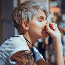 Nice 35 Tendances Tendances De Coiffures Courtes De Noel Plus Sur Www Tilependant C Hairstyle Style De Cheveux Courts Coupe De Cheveux Coiffures Pixie
