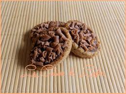 Biscuits Au Chocolat Et Copeaux De Caramel La Cuisine De Loulou Food Biscuits Breakfast