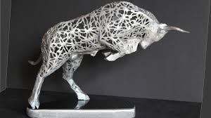 Een grote stier met een halve ring eromheen. Pokale 3d Kunst Gmbh