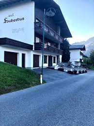 Das haus hubertus liegt erhaben auf dem westlichen höhenzug des mittleren schussentals, wenige autominuten von weingarten und ravensburg entfernt. Haus Hubertus Jerzens Aktualisierte Preise Fur 2021