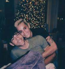 Just weeks after ariana grande tied the knot with dalton gomez, her brother frankie grande popped the question to hale leon with a vr proposal. Ariana Grande S Brother Frankie Engaged To Boyfriend Hale Leon Capital
