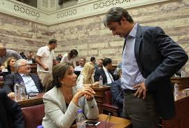 Εδώ ανεβαίνει στη σκηνή η ντόρα μπακογιάννη και το θέτει με εκείνο το σαρδόνιο χαμόγελο με πολιτικό εκτόπισμα ευρύτερο από τον κυριάκο, με είκοσι χρόνια πορείας προς την κορυφή πού σε πονεί και που σε σφάζει. O Kyriakos Bazei Mprosta Thn Ntora Gia To Prosfygiko Karfitsa Gr