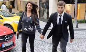 Alpaslan öztürk internette en çok araştırılan türk futbolcuları arasına girmeyi başarmıştır. Ebru Sanci Ile Alparslan Ozturk Katlari Ayirdi Ebru Sanci Kimdir Magazin Haberleri Haber7