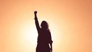 Busca derrocar el sistema de dominación llamado patriarcado, varias mujeres se organizan y desarrollan protestas públicas