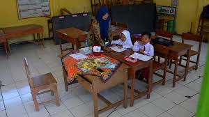 Orang menyapu, 3 orang mengepel, 3 orang mengelap jendela, dan 3 orang membersihkan papan tulis. Sekolah Sekolah Ini Sangat Minim Dan Tidak Mempunyai Murid Foto Tempo Co