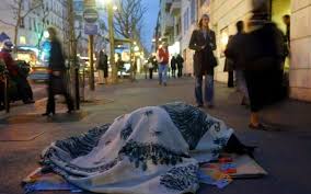 Personne vivant dans la rue, sans logement. 612 Sdf Sont Decedes En France En 2018 Ils Avaient Moins De 50 Ans En Moyenne Le Parisien