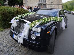 Wenn sie ihr auto zur hochzeit mit blumen dekorieren möchten, stehen ihnen verschiedene ebenfalls ein echter klassiker in sachen romantischer blumenschmuck für das hochzeitsauto ist die. Blumen Sanders Hochzeit Autodeko