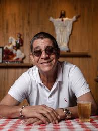 (1993) um dos poetas do samba (1992) pixote (1991) mania da gente (1990) boêmio feliz (1989) jeito moleque (1988) patota de cosme (1987) zeca pagodinho (1986) awards. Zeca Pagodinho Quer Tomar Duas Vacinas Da Covid Uma Em Cada Braco 07 12 2020 Uol Tv E Famosos