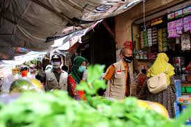 Pasar modal adalah aktifitas yang berkaitan dengan penawaran umum serta perdagangan efek pengertian: 90 Penjual Dan Pembeli Di Pasar Ngimbrang Taati Aturan Wajib Pakai Masker