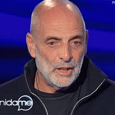 Paolo brosio con la giovane fidanzata marialaura de vitis in viaggio a medjugorje insieme a le iene: Paolo Brosio Ho Trovato La Forza Di Dio E Vorrei Essere Santo