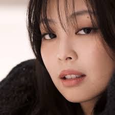 Tabitha Leech's Instagram, Twitter & Facebook