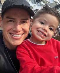 Telemundo - James Rodríguez y su hijo Samuel pasaron a saludar 😊👋 (📸  @jamesrodriguez10) #Famosos | Facebook