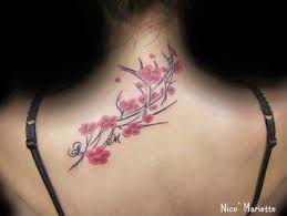 Fleurs De Cerisier Flowers Of Cherry Tree Le Tattoo Realise Sur Le Haut Du Dos Est Tout Simplement Magnifique Tatouage Cerisier Inspiration Tatouages Tatouage