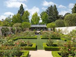 Rupert Murdoch S Son Just Bought A 150 Million Los Angeles Estate Shattering California S Sales Record Take A Look At The Property Which Has A 26 Room Mansi Houses In America Mansions Luxury Garden