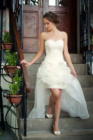 Un abito da sposa corto è perfetto per le spose piccoline perché slancia la figura e per quelle che vogliono mettere in risalto le gambe dritte e ben proporzionate. Nice Abito Da Sposa A Corto Davanti Con Gonna In Organza