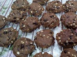 Nak cakap terima kasih kepada semua yang sudi share resepi cookies yang sedap ni… saya try buat 3 jenis cookies dengan pakai bancuhan tepung yang sama.alhamdulillah menjadi. Chocolate Chip Cookies Resepi Ala Ala Famous Amos