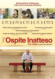 Un monaco buddista vive insieme ad un suo allievo in una casa galleggiante situata nel mezzo di una bellissima valle titolo in inglese. L Ospite Inatteso Film Film Francesi Guardare Film