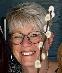 Liz Horne's Instagram, Twitter & Facebook