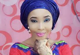 Ta amsa mata da lafiya, rukayya don allah in kina gida ki zo akwai matsala.da sauri na ce, me ye yake allah na gode maka da….to be continue soon!!! Karanta Kaji Lallai Ummi Zee Zee Tanayin Abinda Taga Dama Ko Kasan Babban Abinda Ta Aikata Muryar Hausa24 Online Media