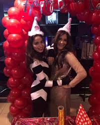 Famous Actress Humaira Bano Celebrating Her Birthday With Friends Family Daily Infotech Celebrities Actresses Famous
