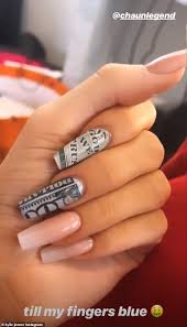 Kylie jenner is not one to shy away from making a statement. Kylie Jenner Nails The Billionaire Look By Getting 100 Bills Painted On Her Fingers Daily Mail Online