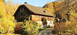 The bayernhaus is a favorite for us to stop for a break while skiing/snowboarding the garmisch classic area. Haus Im Bayrischen Stil Typisches Haus In Bayern