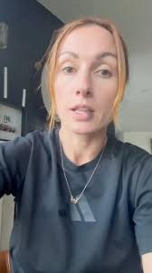 Becky Lynch habla de su lucha en RAW y acusa a Maxxine Dupri de traer las  uñas largas y de lastimarla con estas, así que por eso se hizo descalificar