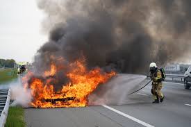 Auto volledig in brand op de A28 bij Zwolle, vlammen sloegen om zich heen