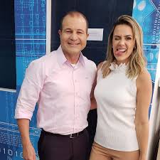 Até fazendo careta ela é linda. Manuela Queiroz, apresentadora do Goias no  Ar, na Record TV Goiás. Pensa numa jornalista gente boa. @manuelaqueiroztv  @santorinecamisaria