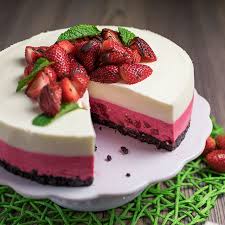 Gerade im sommer sind wir froh wenn der backofen aus bleibt. Leckere Erdbeertorte Mit Oreoboden Und Einer Locker Fluffigen Joghurtmasse