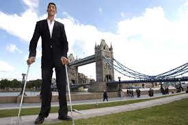 De plus, il est, malgré lui, devenu une star que tout le monde arrête dans la rue pour connaître sa taille et tout. L Homme Le Plus Grand Du Monde En 2019