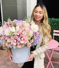 Queen Yelena White Rose Box Jlf Flower Boutique In Los Angeles In 2020 Flowers Bouquet Gift Flower Arrangements Fresh Flower Delivery