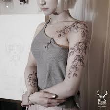 Lovely Floral Piece On Woman S Shoulder And Extending Onto Her Chest And Arm Shoulder Tattoo Shoulder Tattoos Tattoos