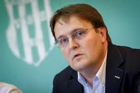 Az ingatlanon a mészáros lőrinc tulajdonában lévő mkb bank 189 millió forintos jelzáloga is rajta volt május végéig, de azt azóta törölték. Itt Az Elso Foto Meszaros Lorinc Lanyarol Es Parjarol Homlok Zsoltrol