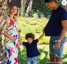 Et comme un bonheur n'arrive jamais seul,. Raphael Varane Bientot Papa Pour La 2e Fois Sa Belle Camille Est Enceinte Purepeople