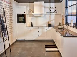landelijke keuken in hoekopstelling bekijk meer foto s gegevens en prijzen op onze website landelijk hoekkeuken w landelijke keuken keuken ontwerp keuken