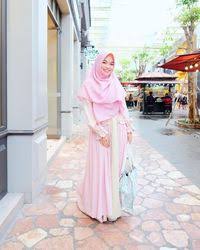 Seorang ibu muslim yang memasuki masa kehamil. Tips Memilih Gamis Agar Tak Terlihat Seperti Ibu Ibu