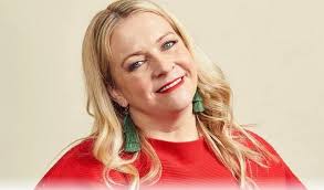 Can I just say that I thought this picture of Ryan Reynolds and Melissa  Joan Hart from 1996 made me double take? Because I seriously thought that  he was Zack from saved