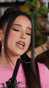 Becky G canta 'Baile Con Mi Ex' en Tiny Desk