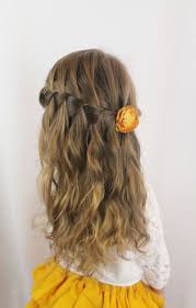 Wenn frisuren mittellang geschnitten werden, spricht man meist von schulterlänge oder auch übergangslänge. 45 Wunderschone Frisuren Fur Kleine Madchen Archzine Net