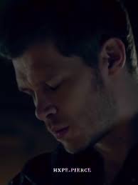 Klaus Leyendo La Carta De Caroline