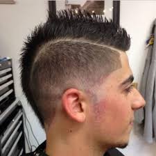 Kamu hanya perlu pergi ke barbershop dan meminta hairstylist untuk memilihkan potongan rambut pria keren ini jadi andalan banyak pesepak bola karena cukup effortless dan tahan di semua medan. Model Rambut Low Taper Fade Novocom Top