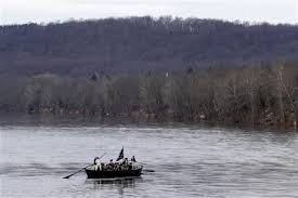 The reenactment of george washington's famous delaware river crossing during the war for independence is canceled due to high water levels. Crowds Relive Washington S 1776 River Crossing Las Vegas Review Journal